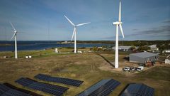 Ny testfacilitet på Risø Campus i Roskilde. Hybridkraftværket Risø Hybrid Power Plant styrker forskning i vedvarende energiforsyning. Anlægget er forbundet til elnettet. Det høster vedvarende energi via vindmøller og solceller, omdanner det til elektricitet og lagrer overskydende energi i et batteri.