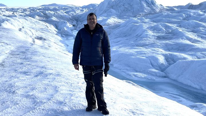 Portræt af professor Shfaqat Abbas Khan på indlandsisen på Grønland.