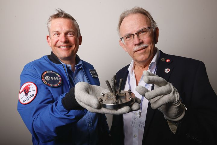 Astronaut Andreas Mogensen (tv.) og professor John Leif Jørgensen med det metalobjekt, der er 3D-printet på den internationale rumstation.