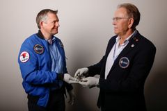 Astronaut Andreas Mogensen (tv.) og professor John Leif Jørgensen med det metalobjekt, der er 3D-printet på den internationale rumstation.