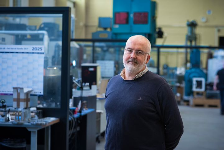 DTU-professor Tim C. McAloone fotograferet i et af Danmarks Tekniske Universitets værksteder.