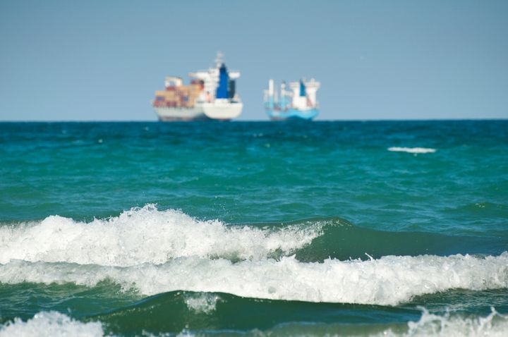 Havet får en håndsrækning, når ny dansk lovgivning fra d. 1. juli 2025 forbyder udledning af giftig kemi fra skibes røggasvand. Foto: Colourbox.
