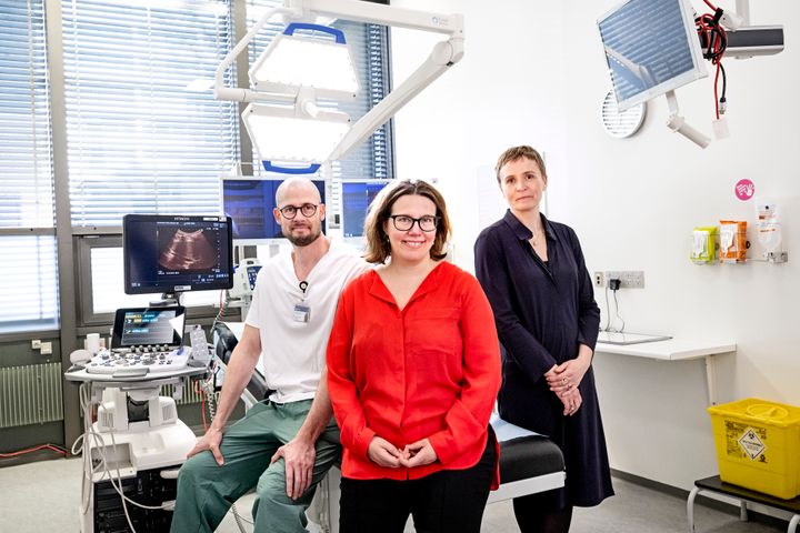 De tre stiftere bag startup-virksomheden Prenaital, som anvender AI-modeller til at finde op til 35 procent flere risikograviditeter, præsenterer deres teknologi på Rigshospitalets fødeafdeling. På billedet ses fra venstre Overlæge på Rigshospitalet og medstifter af Prenaital Martin G. Tolsgaard, professor på DTU og medstifter Aasa Feragen, CEO og stifter af Prenaital Tanja Danner.