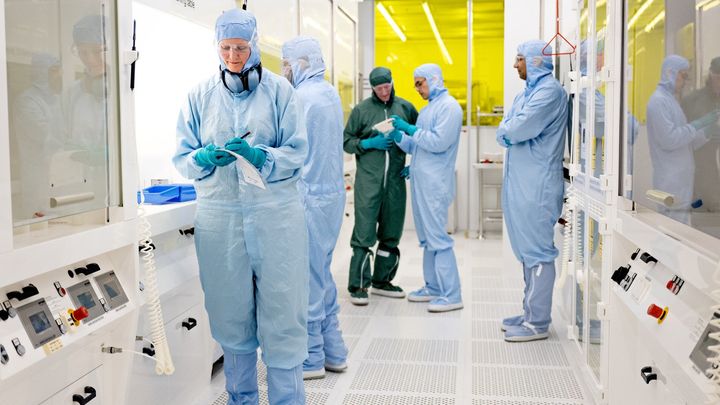 Personer arbejder i et laboratoriemiljø i DTU Nanolabs renrum.