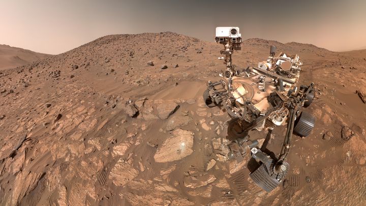 Robotkøretøjet Perseverance har ledt efter tidligere liv på Mars siden 2020. PIXL-instrumentet øverst på robotten er udviklet i samarbejde med DTU Space. Foto: NASA/JPL-Caltech/MSSS