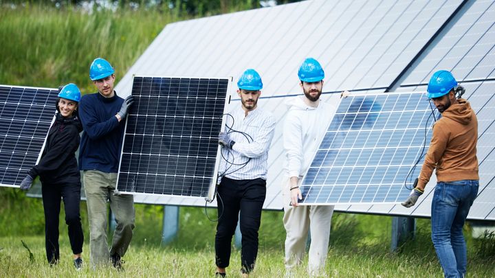 Det er blandt andet teknologier som sol- og vindenergi, de studerende uddannes til at producere og vedligeholde. Foto: Mikkel Adsbøl