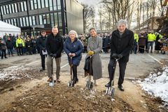 Første spadestik til en nye forskningsbygning på DTU Space blev taget af Uddannelses- og Forskningsminister Christina Egelund, ESA-astronaut Andreas Mogensen, DTU’s Bestyrelsesleder Margrethe Vestager og Institutdirektør på DTU Space, Henning Skriver den 17. februar 2026.