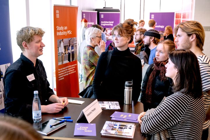 Studerende på DTU besøger en informationsstand om erhvervskandidatuddannelser.
