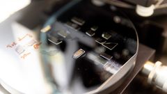 Et fælles adgangscharter, der skal give deeptech‑startups og unge virksomheder adgang til avanceret infrastruktur på tværs af Europa, er blandt anbefalingerne i rapporten. DTU Nanolab er et eksempel på sådan en infrastruktur, hvor både virksomheder og forskere har 'open access' til at fremstille chips og andre nanoteknologiske komponenter. Foto: Thomas Steen Sørensen.