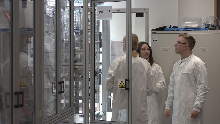 DTU-startuppen Ammisorb er et af de projekter, der har fået støtte fra VILLUM P2X Accelerator. Ammisorb har udviklet teknologi, der mere effektivt kan udskille ammoniak i ammoniakanlæg. Ammoniak bruges blandt andet til gødning.  Foto: FELT ApS