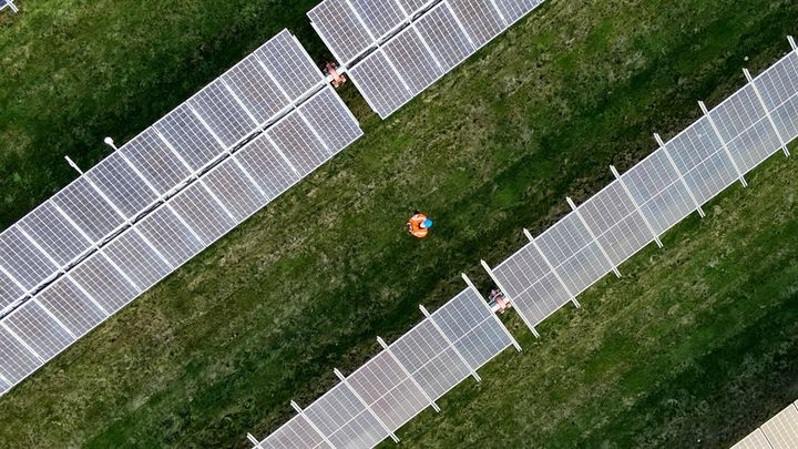 Alt for mange solceller får lov til at passe sig selv, uden de fungerer optimalt, fortæller seniorforsker ved DTU Electro, Gisele Benatto. Hun har været med til at udvikle et specialdesignet kamera til droner, som kan løse problemet.