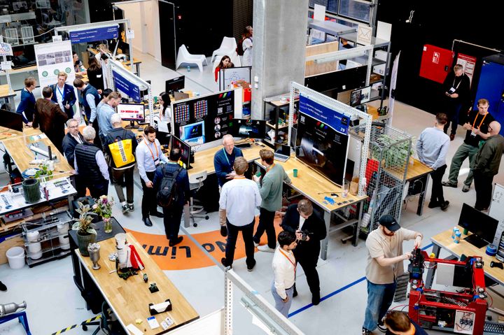 Studerende og forskere bag startup projekter viser deres ideer og opfindelser til investorer, der er på besøg i DTU's innovationshub DTU Skylab.