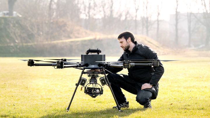 Ph.d.-studerende Dimosthenis Angelis har bygget en drone, der hurtigt kan flyve afsted og selvstændigt lede de mest sandsynlige steder efter en person, der er faldet overbord.