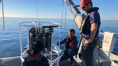 Adam Martiny (stående) og postdoc Pedro Flombaum (bagerst) på M/V Nerissa tager vandprøver nær Californien for at forstå påvirkningen af menneske-udledte næringsstoffer på planktonvækst.