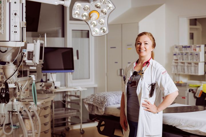 Larissa Callesen er oprindeligt uddannet socialrådgiver i Rusland, men kom i 2002 til Danmark, hvor hun først uddannede sig til sygeplejersker og siden gik i gang med medicinstudierne. 31. maj bliver hun som den første færdig med den nye danske speciallægeuddannelse i akutmedicin.