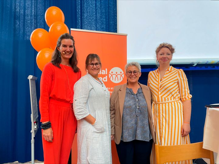 Hospitalsenhed Midt og Social Sundhed indgår partnerskab. Fra venstre er det Karen Ingerslev (forsknings- og udviklingschef, Social Sundhed), Trine Agerskov (chefsygeplejerske, Akutafdelingen, HE Midt), Helle Skytte (chefsygeplejerske, Kirurgi, HE Midt) og Kristina Louise Bliksted (direktør, Social Sundhed).