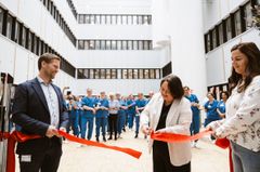 Ny sterilcentral bliver indviet på Regionshospitalet Viborg. Hospitalsdirektør Brian Brøndum Møller, næstformand i regionsrådet Hanne Roed og oversygeplejerske Karina Vestergaard Jensen hjælper hinanden med at klippe det røde bånd.