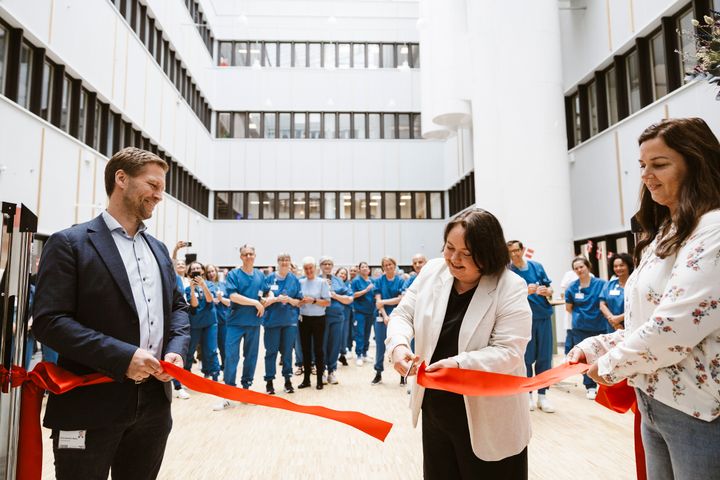 Ny sterilcentral bliver indviet på Regionshospitalet Viborg. Hospitalsdirektør Brian Brøndum Møller, næstformand i regionsrådet Hanne Roed og oversygeplejerske Karina Vestergaard Jensen hjælper hinanden med at klippe det røde bånd.