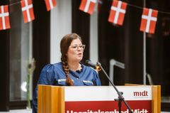 Chefsygeplejerske Christine Dragsbæk fra Operation og Intensiv, som sterilcentralen hører under, holder tale, hvor hun sender en stor tak til alle de ansatte, der har været involveret i byggeriet af den nye sterilcentral.