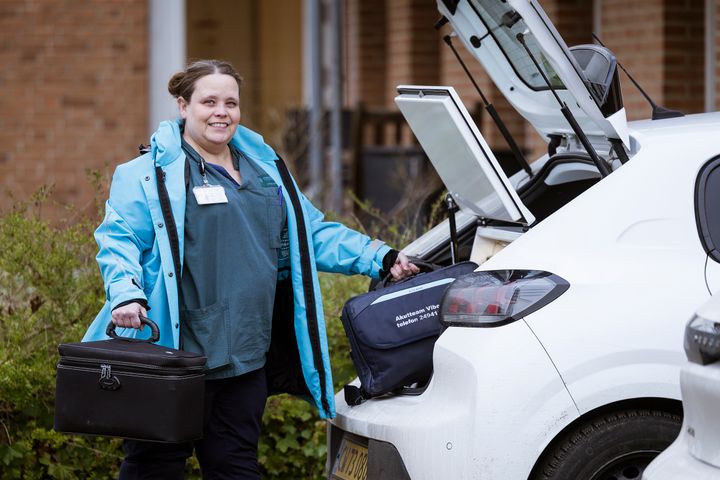 Akutteamet kører ud til borgere, der modtager hospitalsbehandling i eget hjem.