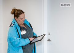 Sygeplejersker fra de tre kommuners akutteams fungerer som lægernes fremskudte og forlængede arme, øjne og ører. Akutteamet behandler, mens lægerne har ansvaret.