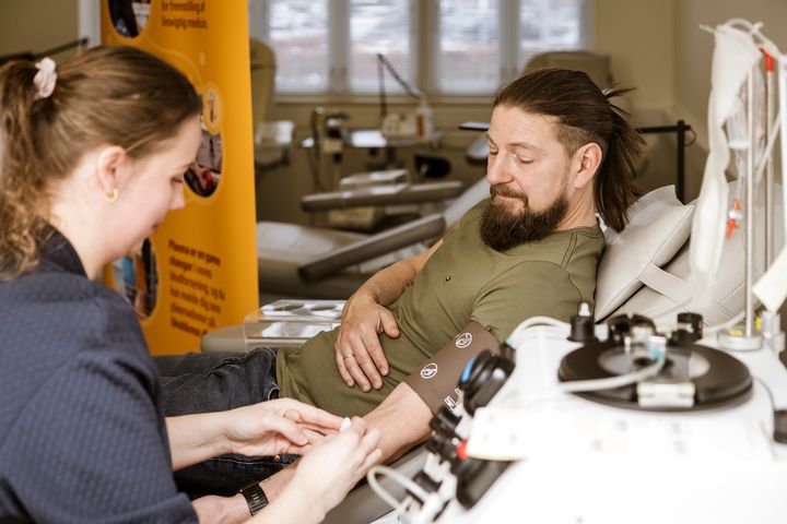 Jacob Ditlev Wulff blev den første plasmadonor på Regionshospitalet Silkeborg. Efter at have doneret plasma i Blodbanken på hospitalet skulle han videre på arbejde. Bioanalytiker Camilla Schultz Jensen foretog den første tapning i Silkeborg.