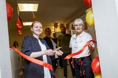 Ulla Bøye Larsen (til højre) er formand for Danske Bloddonorer i Silkeborg, og hun hjalp konstitueret overbioanalytiker Pernille Fabricius-Jakobsen (til venstre) med at klippe det røde bånd, så første donor kunne indtage den nye hvilestol og blive koblet på det nye plasmaudstyr. Hun holdt ligeledes en tale, hvor hun takkede for det gode samarbejde med donorerne og de ansatte i Blodbanken og ønskede tillykke med det nye tilbud.