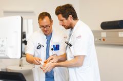 Ledende overlæge i Medicinsk Diagnostisk Center i Hospitalsenhed Midt, Mikkel Gjesing Callsen (t.h.), er specialist i gigtsygdomme. Foto: Agata Lenczewska-Madsen/Hospitalsenhed Midt