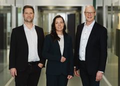 Sundheds- og hospitalsledelsen glæder sig over den stabile og høje patienttilfredshed i Hospitalsenhed Midt. Fra venstre er det sundheds- og hospitalsdirektør Brian Brøndum Møller, sygeplejefaglig direktør Jannie Falk Bjerregaard og lægefaglig direktør Claus Brøckner Nielsen. Foto: Agata Lenczewska-Madsen