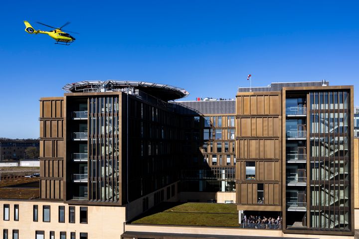 Helipad'en på Regionshospitalet Viborg blev tirsdag indviet med snoreklip og besøg af akutlægehelikopteren.