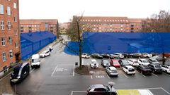 Den blå markering viser de eksisterende bygninger, som skal fjernes for at frigive et byggefelt til nyt hospitalsbyggeri. Her set fra Indgang C.
