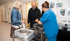 Sterilcentralen viser instrumenter frem
