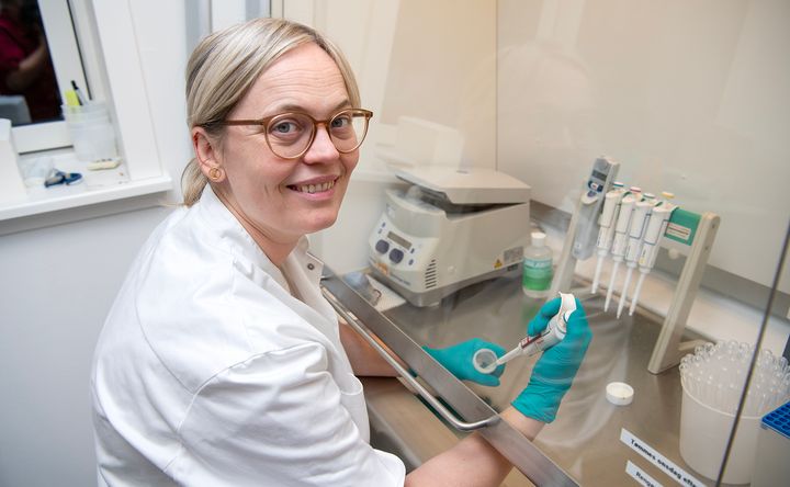 Mette Tranberg sidder i laboratoriet.