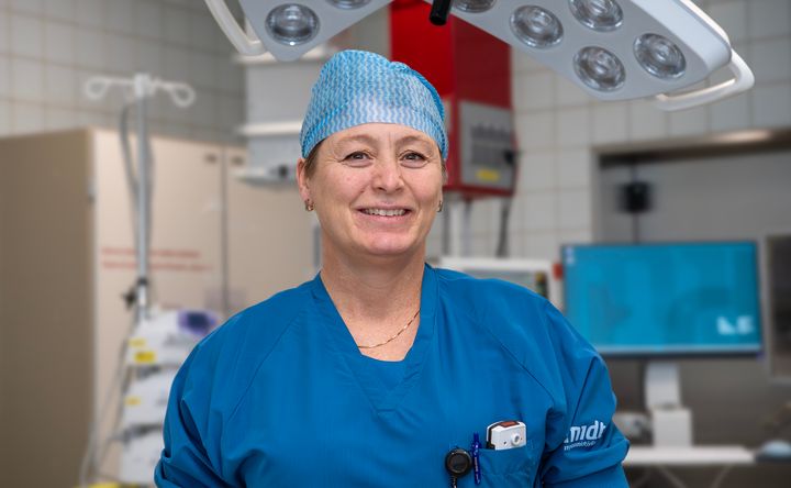 På billedet ses overlæge og kommende professor Katrine J. Emmertsen iført hospitalstøj på en operationsstue