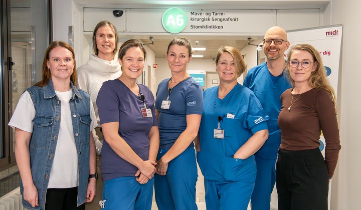 På billedet syv personer: Forskningssekretær Sascha Vittrup Rasmussen, Cheflæge Anne-Sofie Kannerup, Speciallæge Susanne Haas, Speciallæge Anne Vestbjerg Thyø, Overlæge og professor Katrine J. Emmertsen, Overlæge Rune Erichsen og Chefsygeplejerske Alice Rokkjær Linderoth fra Kirurgisk Fællesafdeling på Regionshospitalet Randers.