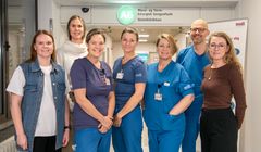 På billedet ses Forskningssekretær Sascha Vittrup Rasmussen, Cheflæge Anne-Sofie Kannerup, Speciallæge Susanne Haas, Speciallæge Anne Vestbjerg Thyø, Overlæge og professor Katrine J. Emmertsen, Overlæge Rune Erichsen og Chefsygeplejerske Alice Rokkjær Linderoth fra Kirurgisk Fællesafdeling på Regionshospitalet Randers.