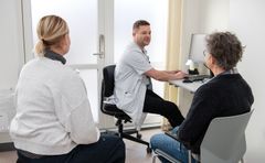 En medicinsk læge taler med en psykiatrisk patient i et konsulationsrum