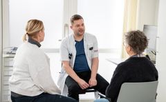 En medicinsk læge taler med en psykiatrisk patient i et konsulationsrum