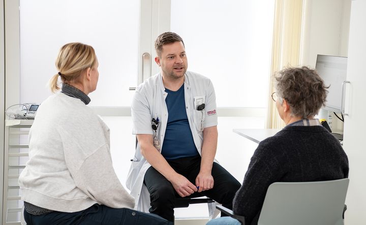 En medicinsk læge taler med en psykiatrisk patient i et konsulationsrum