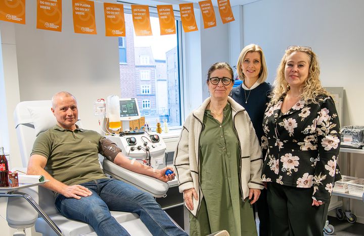 Den første donor donerer blodplasma i Randers flankeret af Else Søjmark, Rikke Petersen Ravn og Rosa Lykke Yde.