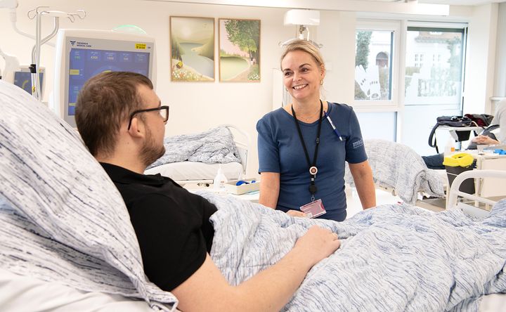 Oversygeplejerske Mette Juel og en af de første patienter - Casper Nyborg Dal Linnet - i de nye dialyselokaler.