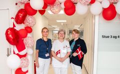 Patienterne blev taget imod med flag og balloner for at markere at det er en mærkedag med nye lokaler til Dialysen. Her er det oversygeplejerske Mette Juel, sygeplejerske Helle Mønster og sygeplejerske Dorte Anette Matzen.