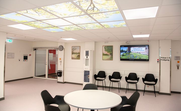 Et venteværelse med stole og stort flot lyd i loftet