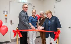 Regionsrådsformand Anders G. Christensen, oversygeplejerske Mette Juel, arbejdsmiljørepræsentant Helle Mønster og Dorte Matzen klipper snoren og indvier dermed officielt Dialysens nye lokaler.