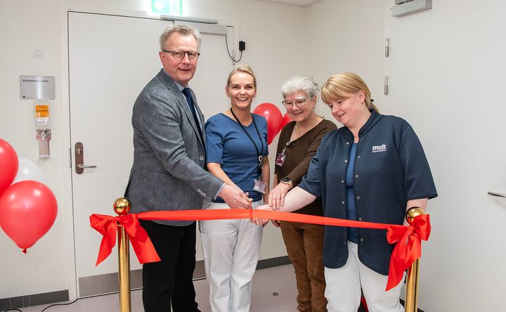 Regionsrådsformand Anders G. Christensen, oversygeplejerske Mette Juel, arbejdsmiljørepræsentant Helle Mønster og Dorte Matzen klipper snoren og indvier dermed officielt Dialysens nye lokaler.
