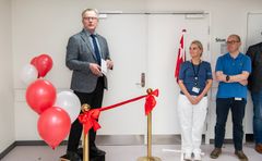 Regionsrådsformand Anders G. Christensen holder tale ved indvielsen af Dialysens nye lokaler