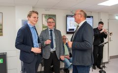 Formand for Sundhedsrådet Kronjylland, Jakob Søgaard Clausen, regionsrådsformand for Region Midtjylland og sundheds-og hospitalsdirektør Henrik Larsen skåler ved indvielsen.