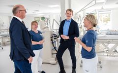 Sundheds- og hospitalsdirektør Henrik Larsen og formand for Sundhedsrådet Kronjylland Jakob Søgaard Clausen bliver vist rundt i Dialysens nye lokaler