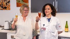Chefsygeplejerske Marianne Renberg og uddannelsesansvarlig ledende overlæge Nasrin Imamirad skåler for en flot inspektorrapport