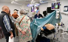 På operationsstuen var det en bamse, der blev opereret i dagens anledning.